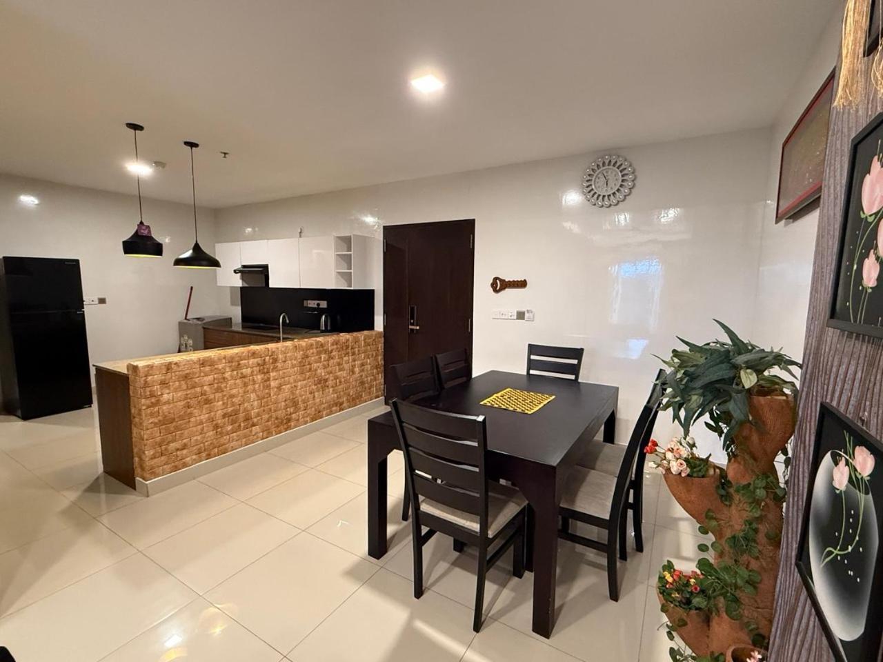 Ocean Breeze Negombo- Tidesend Luxury Beach Apartments Exterior photo