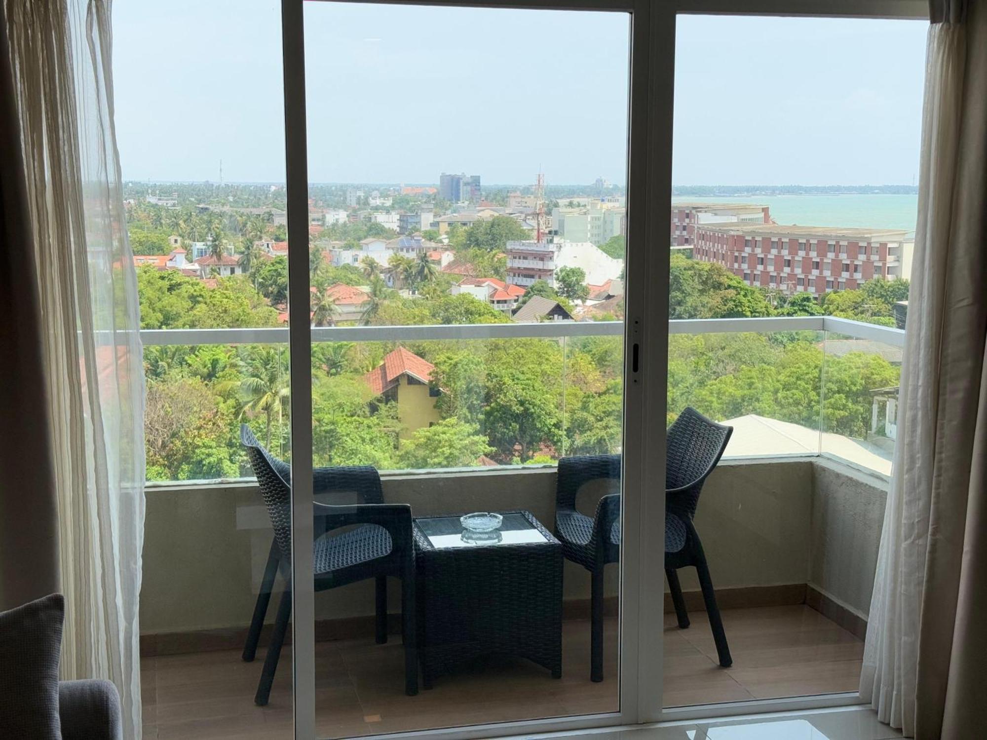 Ocean Breeze Negombo- Tidesend Luxury Beach Apartments Exterior photo